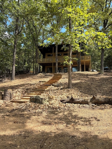 Secluded Lakefront! 4BR, Paradise Pad @ Beaver Lake, Sleeps 14