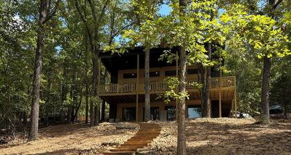 Secluded Lakefront! 4BR, Paradise Pad @ Beaver Lake, Sleeps 14