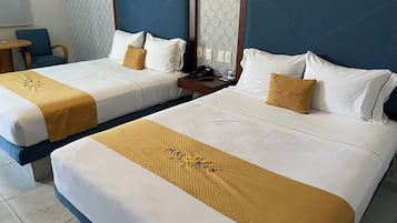 Habitación doble Deluxe | Espacio para trabajar con laptop y tabla de planchar con plancha