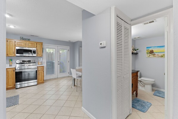 Interior - 10 min away from beach 2-bedroom townhome in wonderful Pensacola with WiFi, AC (Pensacola)