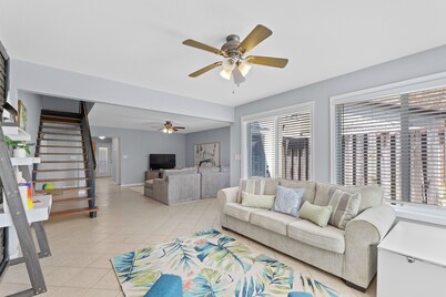 10 min away from beach 2-bedroom townhome in wonderful Pensacola with WiFi, AC