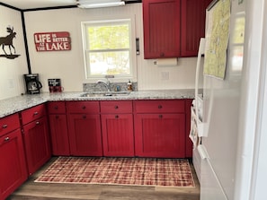 Fridge, microwave, oven, stovetop - Tranquil 2-bedroom cabin directly across from Back Lake! Trail Access & parking! (Pittsburgh)