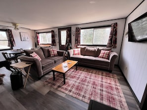 Smart TV - Tranquil 2-bedroom cabin directly across from Back Lake! Trail Access & parking! (Pittsburgh)