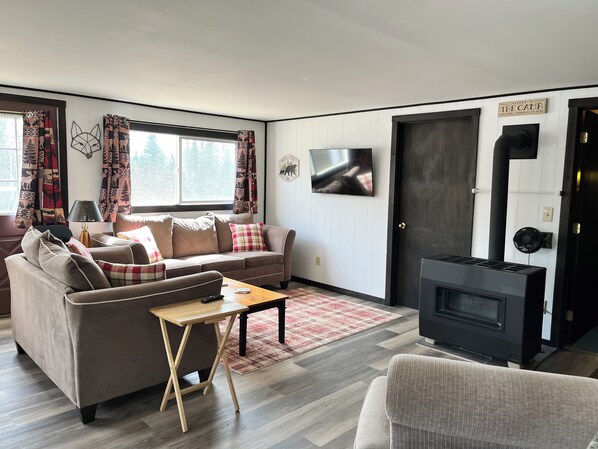 Smart TV - Tranquil 2-bedroom cabin directly across from Back Lake! Trail Access & parking! (Pittsburgh)