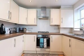 Fridge, microwave, oven, stovetop - Central Getaway House with Parking, Wi-Fi & Garden (Stafford)