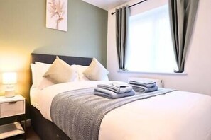 2 bedrooms, iron/ironing board, internet, bed sheets
