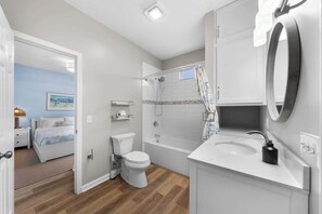 Een douche, handdoeken, zeep, shampoo