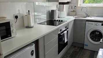 KĂŒhlschrank, Ofen, Wasserkocher, Toaster