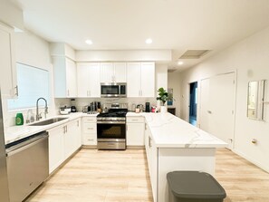 Fridge, microwave, oven, stovetop - Cozy 2-bedroom apt West University Health Sciences Pomona (Pomona)