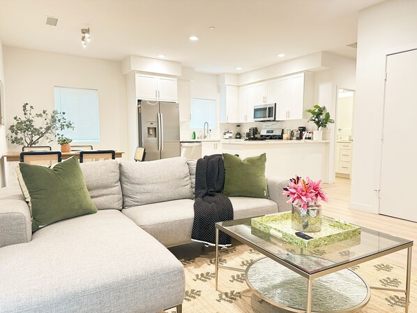 Smart TV - Cozy 2-bedroom apt West University Health Sciences Pomona (Pomona)