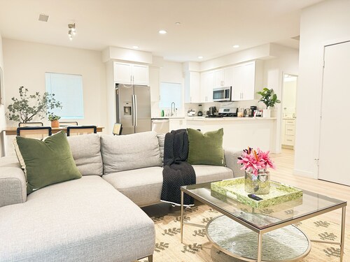 Cozy 2-bedroom apt West University Health Sciences Pomona 