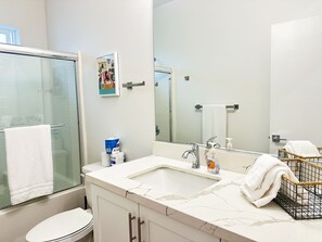 Secadora de cabello, toallas, jabón, shampoo 
