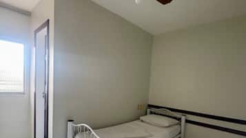 Quarto Individual Econômico com Ventilador | Free WiFi