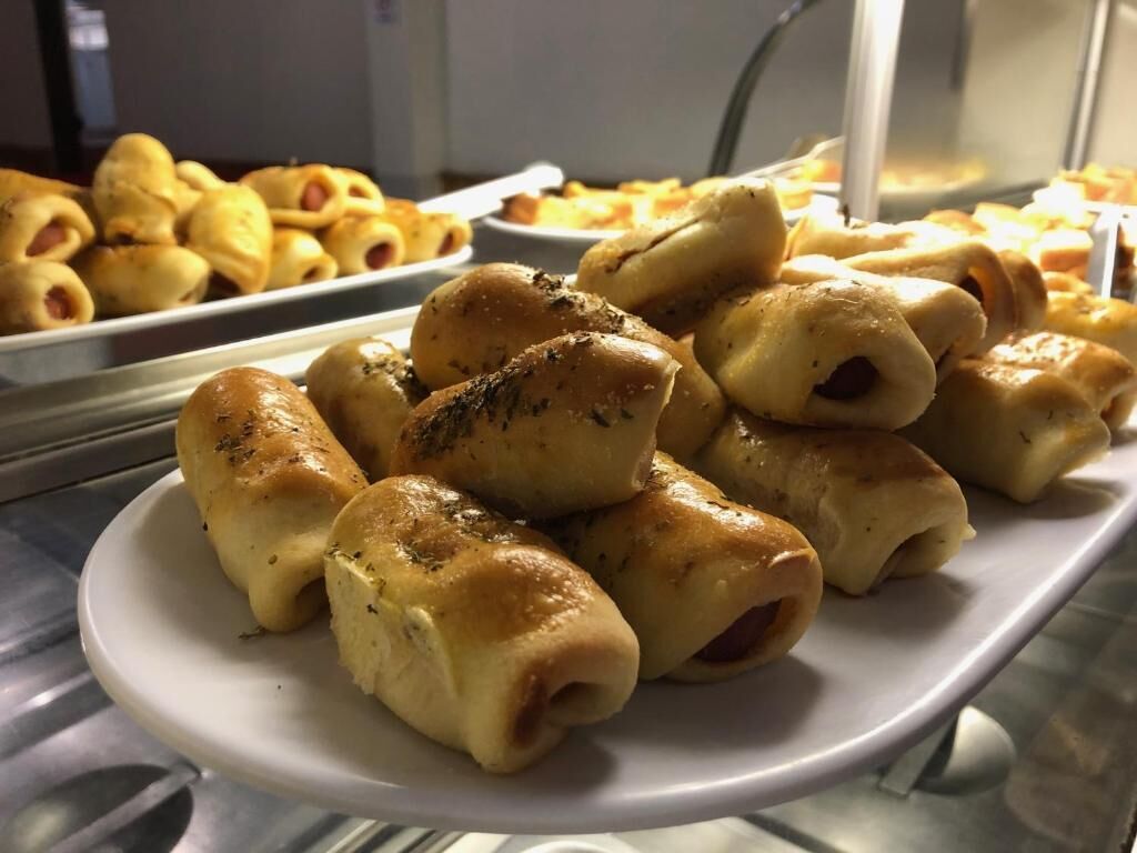 Una bandeja con productos horneados, quizás bollos o panes.