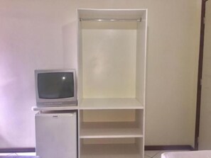 Quarto Individual Econômico com Ventilador | Free WiFi