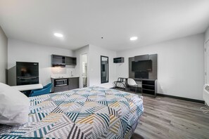 Studio, 1 queensize-seng, ikke-røyk | Skrivebord, skrivebord for bærbar PC og wi-fi (inkludert)