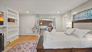 6 bedrooms, desk, iron/ironing board, WiFi