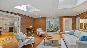 TV connectée, cheminée, jeux vidéo, livres