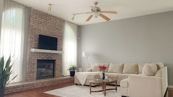 Smart TV, fireplace
