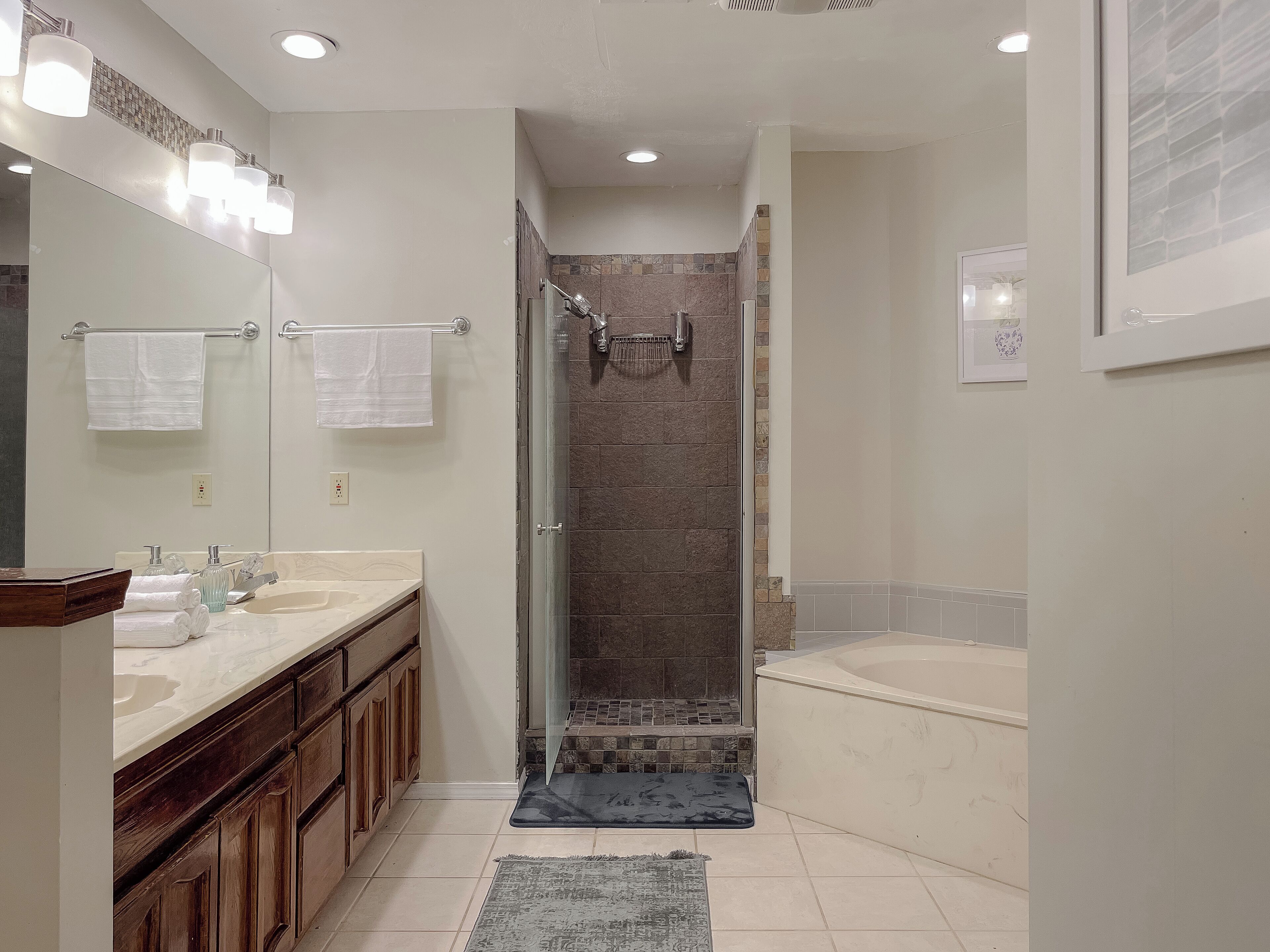 Jetted tub, towels, soap, shampoo