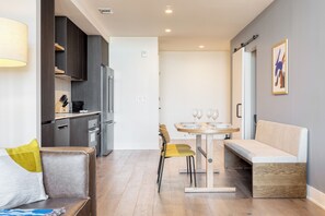 2BDR Suite | Esszimmer