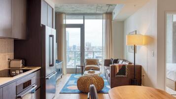 Huoneisto, 1 makuuhuone | Oleskelualue | 45–tuumainen äly-TV, jossa satelliittikanavat