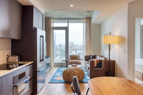 Appartement, 1 chambre | Aire de séjour | Téléviseur connecté de 45 po avec télévision par satellite