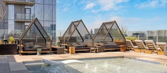 The Natiivo by AvantStay – Modern High-Rise with Rooftop Pool & Skyline Views