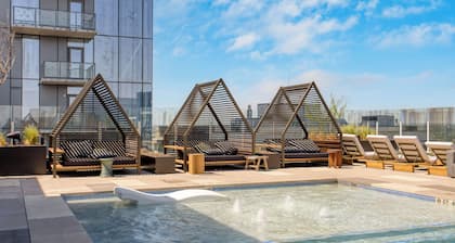 The Natiivo by AvantStay – Modern High-Rise with Rooftop Pool & Skyline Views