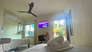 Comfort driepersoonskamer, terras | Een bureau, een laptopwerkplek, gratis wifi