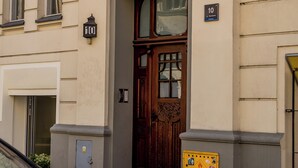 Ein Gebäude mit einer Holztür, einem Schild mit der Nummer 10 und einem kleinen Fenster darüber.