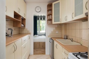 Fridge, oven, stovetop, dishwasher - Praga Kinowa Comfy Apartment (Warszawa)