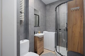 Een douche, een haardroger, handdoeken
