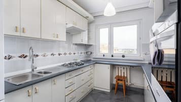 Jääkaappi, mikroaaltouuni, uuni, liesi