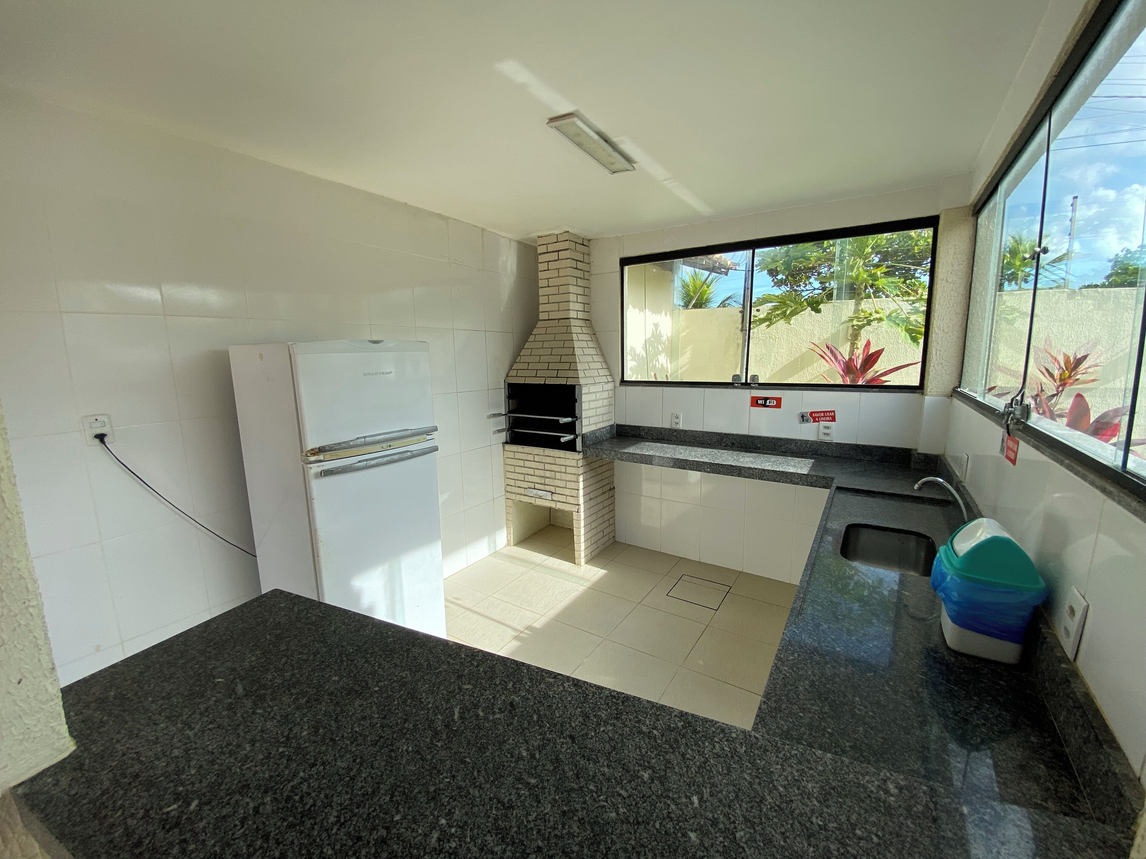 Refrigerador, horno, parrilla de estufa y tetera eléctrica 