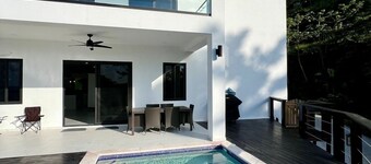 Spacious 4-bedroom house with private pool AC in welcoming in Roatan Honduras