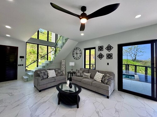 Spacious 4-bedroom house with private pool AC in welcoming in Roatan Honduras