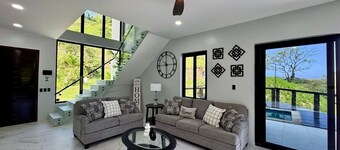 Spacious 4-bedroom house with private pool AC in welcoming in Roatan Honduras