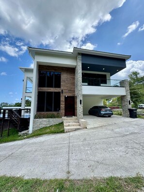 Exterior - Spacious 4-bedroom house with private pool AC in welcoming in Roatan Honduras (Coxen Hole)