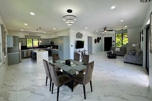 Dining - Spacious 4-bedroom house with private pool AC in welcoming in Roatan Honduras (Coxen Hole)