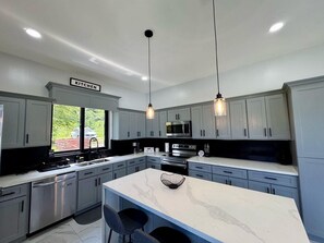 Fridge, microwave, oven, stovetop - Spacious 4-bedroom house with private pool AC in welcoming in Roatan Honduras (Coxen Hole)