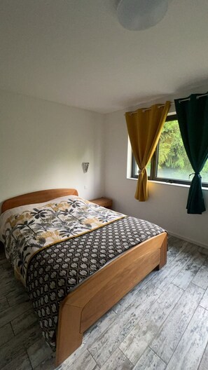 2 bedrooms, travel cot, WiFi, bed sheets