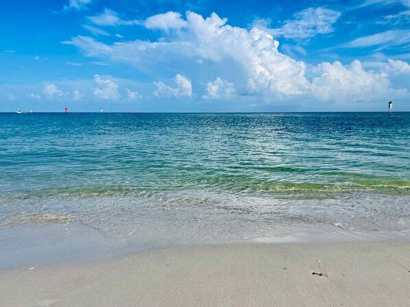 Beach - 3-bedroom condo in beautiful Naples with WiFi, AC. Enjoy your stay (Naples)