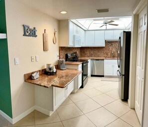 Private kitchen - 3-bedroom condo in beautiful Naples with WiFi, AC. Enjoy your stay (Naples)
