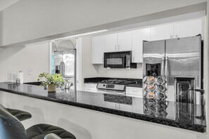 Frigorifero, microonde, forno, piano cottura