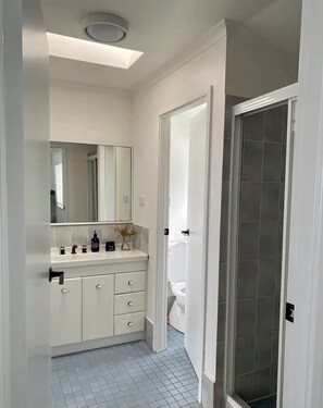 Douche, serviettes fournies, savon, shampoing