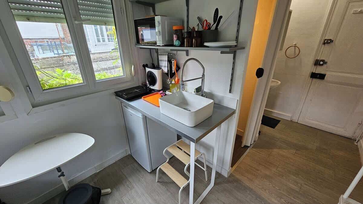 Réfrigérateur, micro-ondes, plaque de cuisson, cafetière/bouilloire