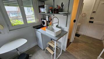 Réfrigérateur, micro-ondes, plaque de cuisson, cafetiÚre/bouilloire