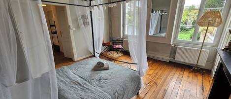 3 bedrooms, travel cot, WiFi, bed sheets