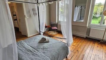 3 bedrooms, travel crib, WiFi, bed sheets